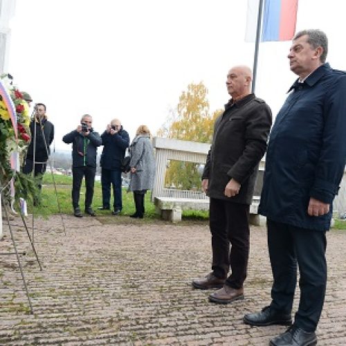 НАЧЕЛНИК РАШКОГ УПРАВНОГ ОКРУГА ПОЛОЖИО ВЕНАЦ НА СПОМЕНИК ПЉАКИН ШАНАЦ У КРАЉЕВУ